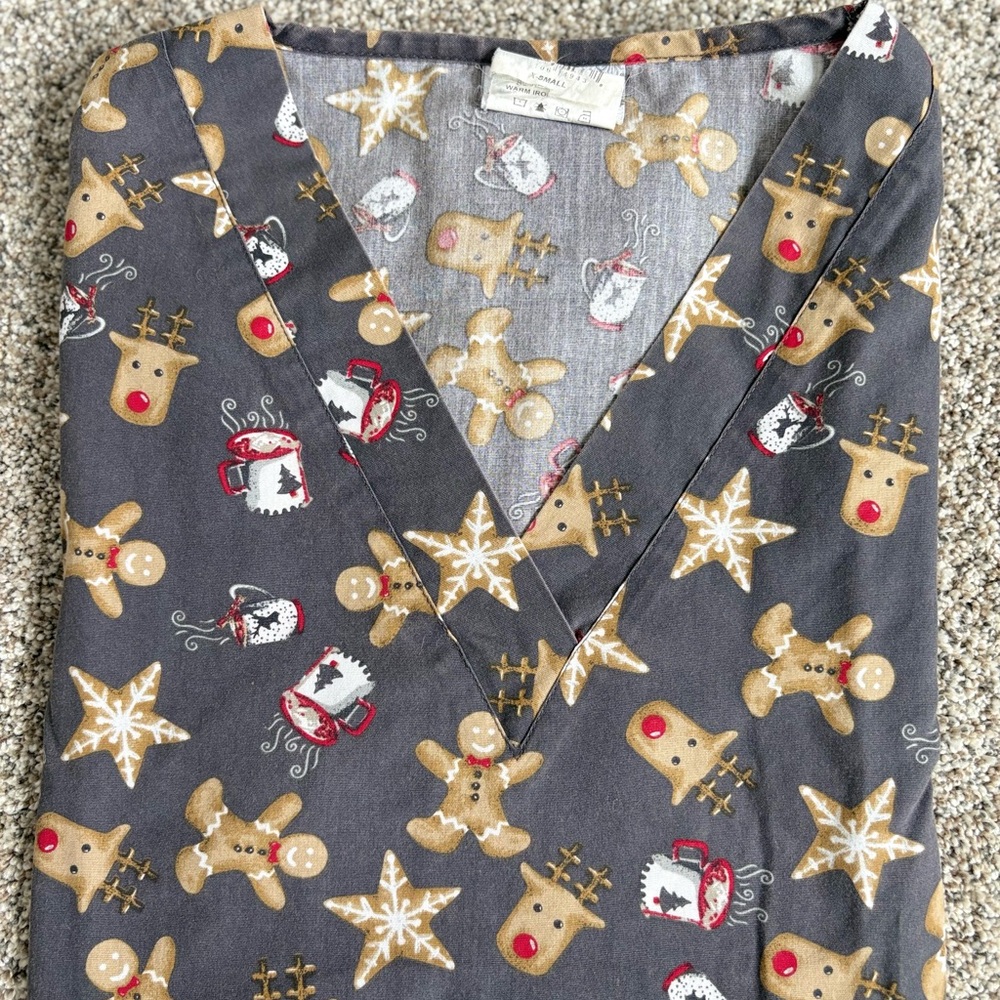 Uniform Advantage Gray Scrub Top with Holiday Print